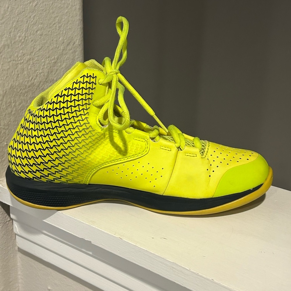 Under Armour Youth Size 5Y US  1251664-731 Clutch fit Lightning Basketball - Picture 3 of 9